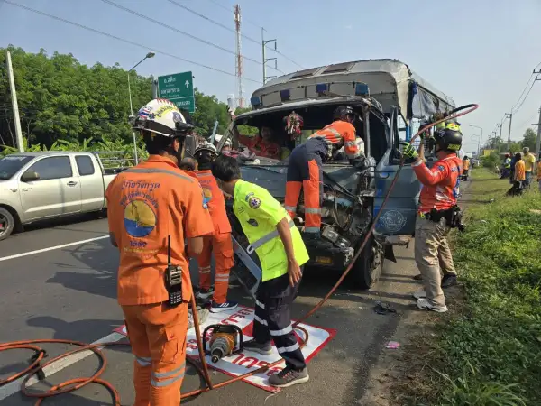 ภาพข่าว บุรีรัมย์ ทัศนศึกษาระทึกสองแถวพาเด็กกว่า 100 ชีวิตพุ่งชนกระบะเจ็บระนาว - TIGER NEWS REPORT