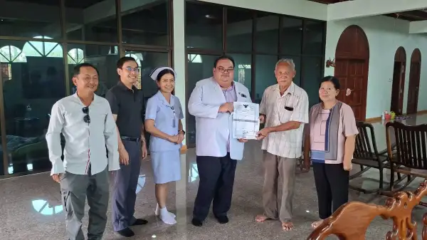 ภาพข่าว “ศรีสะเกษ” ชื่นชม! คุณตาวัย 78 ปี คหบดีผู้ใจบุญ มอบที่ดิน 8 ไร่ มูลค่ากว่า 8 ล้านบาท ให้โรงพยาบาล-สถานีตำรวจ พื้นที่ชายแดน เพื่อใช้ประโยชน์สาธารณะ ตอบแทนคุณแผ่นดิน ย้ำ “ตายไปก็เอาอะไรไปไม่ได้” - TIGER NEWS REPORT