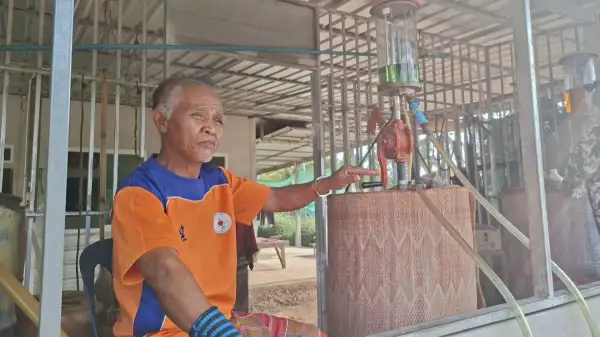 ภาพข่าว "ศรีสะเกษ" ผู้ค้าปลีกน้ำมันชายแดน โอด สุดแสนลำบากในการจัดหาน้ำมันบริการ ปชช. ขณะที่ราคาสินค้าอุปโภค-บริโภค  เริ่มขยับตัวสูงขึ้น ตามภาวะเศรษฐกิจ - TIGER NEWS REPORT