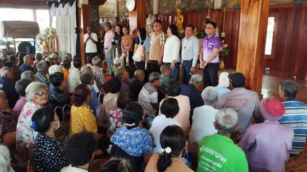 ภาพข่าว มุกดาหาร สว.เก๋ ลงพื้นที่พบปะเยี่ยมเยียนผู้สูงอายุพื้นที่ตำบลผึ่งแดด มอบเงินสร้างขวัญกำลังใจ ส่งเสริมคุณภาพชีวิตที่ดีสังคมสูงวัย - TIGER NEWS REPORT