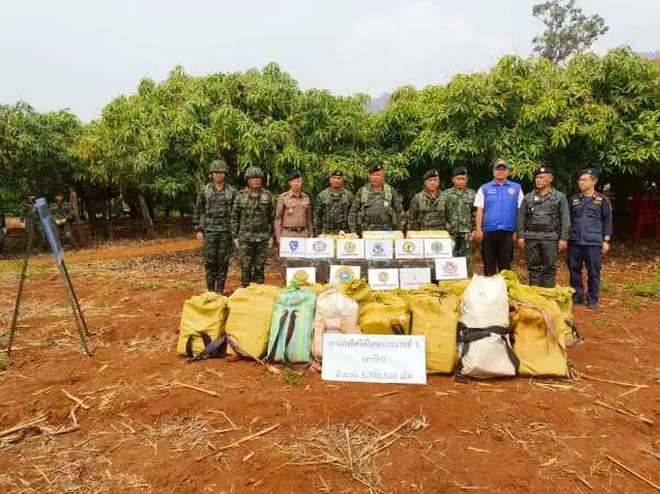 ภาพข่าว ทหารลาดตระเวนพบขนยาบ้า25เป้เกือบ6ล้านกว่าเม็ด - TIGER NEWS REPORT