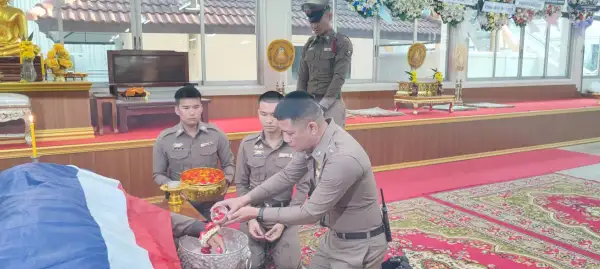 ภาพข่าว ปทุมธานี ผบก.ปทุมนำทีมรดน้ำศพ ส.ต.ท.ชัยวัฒน์ พลีชีพขณะไล่ล่าหกล้อหนีด่าน - TIGER NEWS REPORT