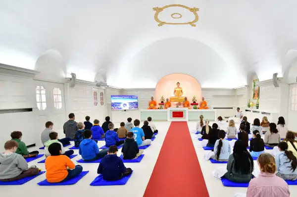 ภาพข่าว ปทุมธานี นักเรียนต่างชาติเรียนรู้สมาธิค้นพบความสงบภายใน ณ วัดพระธรรมกายคอร์ซัวร์ ลุสท์สโกว - TIGER NEWS REPORT