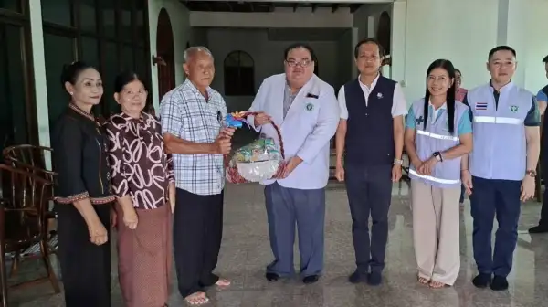 ภาพข่าว ผู้ว่าฯศรีสะเกษ รุดเยี่ยมให้กำลังใจ คุณตาวัย 78 ปี คหบดีผู้ใจบุญ หลังมอบที่ดิน 8 ไร่ มูลค่ากว่า 8 ล้านบาท หนุนงานรัฐพัฒนาชายแดน ขณะที่ชาวบ้านแห่ชื่นชมแบบอย่างที่ดีของการเสียสละเพื่อสังคม - TIGER NEWS REPORT