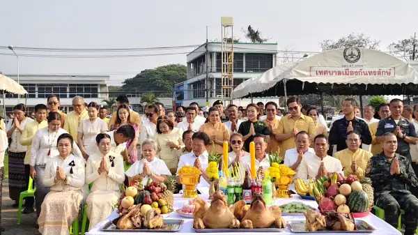 ภาพข่าว ชาวกันทรลักษ์ ชวนร่วมงาน “รวมพลังคนไทย ฟื้นฟูใจเมืองกันทร์ ร้อยรักสามัคคี สดุดีทหารกล้า” พร้อมการแสดงแสง สี เสียงสุดยิ่งใหญ่ “กันทรลักษ์ มาตุภูมิผู้พิทักษ์ ศรีศิขเรศวร” โดย พลโท วันชนะ สวัสดี - TIGER NEWS REPORT