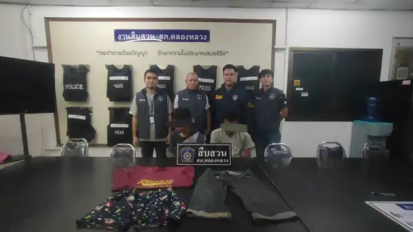 ภาพข่าว ปทุมธานีตร.รวบมือลักมิเตอร์น้ำยกแก๊งที่แท้เป็นเพื่อนสมัยประถมแค้นฝังหุ่นเรื่องจดชื่อคุยในห้อง - TIGER NEWS REPORT