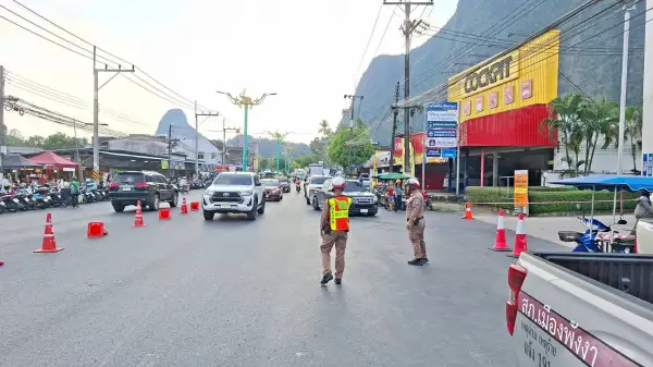ภาพข่าว พังงา -ชื่นชมตำรวจ สภ.พังงา ลงพื้นที่ จัดระเบียบจราจรหน้าปั๊ม หลังประชาชนแห่เติมน้ำมันจนแถวยาวเหยียดขณะที่ปั๊มไม่จำกัดจำนวนที่เติม - TIGER NEWS REPORT