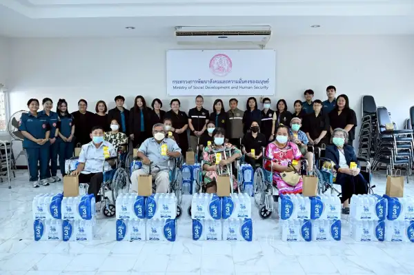 ภาพข่าว มูลนิธิป่อเต็กตึ๊ง ทุ่มงบฯ กว่า 7 แสนบาท ขยายโอกาส สร้างอาชีพ สร้างชีวิตอย่างเท่าเทียมแก่ชาวชลบุรี นนทบุรี และกรุงเทพฯ มอบอุปกรณ์ประกอบอาชีพแก่สตรี บุรุษ พ่อเลี้ยงเดี่ยว หรือผู้ที่มีความหลากหลายทางเพศ พร้อมมอบวีลแชร์แก่ผู้พิการรวม 20 คัน และนำหน่วยแพทย์เคลื่อนที่ออกบริการฟรีแก่ชาวชลบุรี - TIGER NEWS REPORT