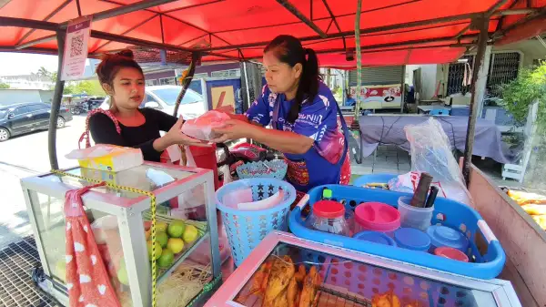 ภาพข่าว พังงา -เสียงบ่นครวญหน้าครกมะนาวแพง น้ำมันพุ่ง พ่นพิษใส่แม่ค้าส้มตำพ่วงข้าง ต้นทุนพุ่ง-กำไรหด แต่กัดฟันตรึงราคาหวังรักษาลูกค้าแต่ต้องแบกรับขายราคาเดิม - TIGER NEWS REPORT