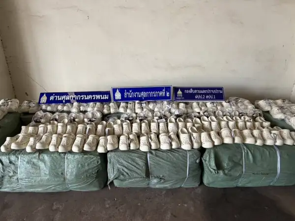 ภาพข่าว ศุลกากรภาค 2 จับกุมพ่อค้าปลอมแปลงเอกสารเพื่อเลี่ยงเสียภาษี พร้อมตรวจยึดรองเท้า ละเมิดเครื่องหมายการค้า มูลค่ากว่า 1 ล้านบาท - TIGER NEWS REPORT