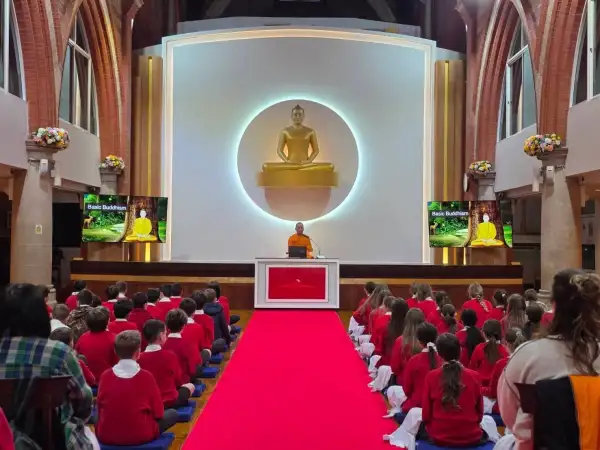 ภาพข่าว ปทุมธานี เยาวชนอังกฤษเรียนรู้วัฒนธรรมพุทธ ผ่านกิจกรรมตักบาตรและนั่งสมาธิที่วัดพระธรรมกายลอนดอน - TIGER NEWS REPORT