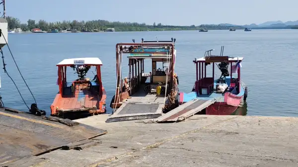 ภาพข่าว พังงา ผู้ประกอบการเรือข้ามฟาก บ้านน้ำเค็ม เกาะคอเขา  แบกทุนอ่วมหลังน้ำมันพุ่งเกือบ 40 บาท แถมเจอปัญหาน้ำมันขาดช่วงและมาตรการจำกัดการเติมใส่แกลลอน แต่ยังใจถึงไม่ปรับขึ้นค่าโดยสารกับประชาชนและนักท่องเที่ยวหวั่นกระทบผู้โดยสารในระยะยาวหากภาครัฐไร้มาตรการเยียวย - TIGER NEWS REPORT