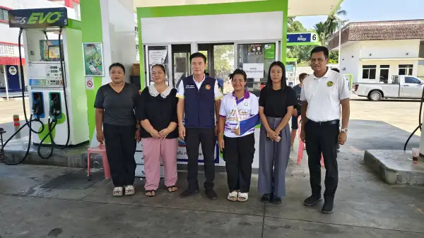 ภาพข่าว พังงา ผู้ประกอบการเรือข้ามฟาก บ้านน้ำเค็ม เกาะคอเขา  แบกทุนอ่วมหลังน้ำมันพุ่งเกือบ 40 บาท แถมเจอปัญหาน้ำมันขาดช่วงและมาตรการจำกัดการเติมใส่แกลลอน แต่ยังใจถึงไม่ปรับขึ้นค่าโดยสารกับประชาชนและนักท่องเที่ยวหวั่นกระทบผู้โดยสารในระยะยาวหากภาครัฐไร้มาตรการเยียวย - TIGER NEWS REPORT