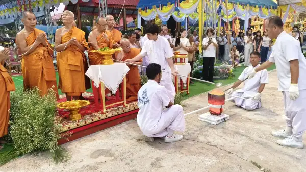 ภาพข่าว เจ้าคณะภาค 10 เททองหล่อพระพุทธรูปปางมารวิชัยศิลปะสุโขทัย หลวงพ่อยิ้ม วัดหนองคู อำเภอเมืองศรีสะเกษ - TIGER NEWS REPORT