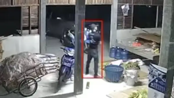 ภาพข่าว “ศรีสะเกษ” ซวยซ้ำซ้อน! โจรขึ้นบ้านขโมยรถ จยย.หาย ซ้ำถูกมิจฉาชีพหลอกโอนเงิน 500 อ้างเป็นพลเมืองดีเจอรถที่หายไป สุดท้ายถูกต้มจนเปื่อย ทั้ง ตร. และเจ้าของรถ - TIGER NEWS REPORT