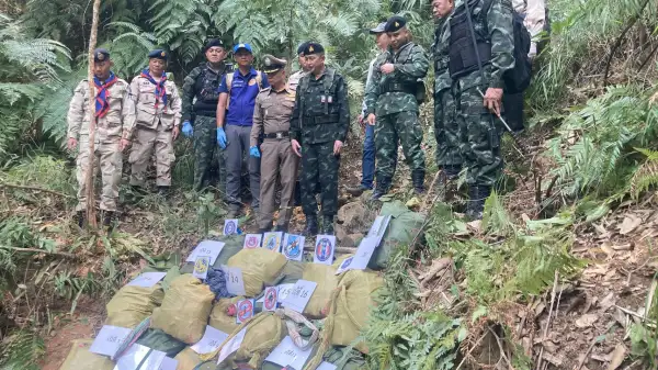 ภาพข่าว กองกำลังผาเมืองเปิดปฏิบัติการสกัดกั้นขบวนการค้ายาเสพติดข้ามชาติ ปะทะเดือดกลางป่าอำเภอฝาง จังหวัดเชียงใหม่ 2 จุด วิสามัญคนร้ายรวม 8 ศพ ยึดยาไอซ์เกือบ 300 กิโลกรัม และยาบ้า 1 ล้านเม็ด - TIGER NEWS REPORT