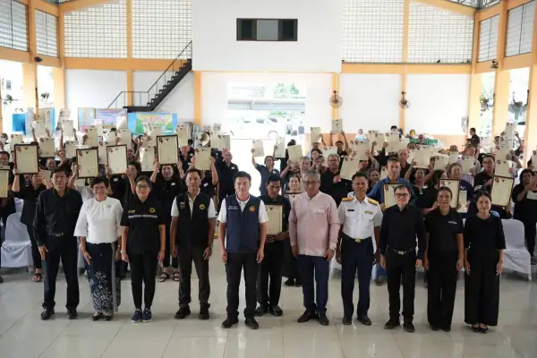 ภาพข่าว พังงา - ผู้ว่าราชการจังหวัดพังงามอบโฉนดเพื่อการเกษตรแก่เกษตรกรในท้องที่อำเภอตะกั่วทุ่ง จังหวัดพังงาได้มีที่ดินทำกินเป็นของตนเอง สามารถขจัดความยากจน และยกระดับคุณภาพชีวิตเกษตรกร - TIGER NEWS REPORT