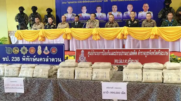 ภาพข่าว ศรีสะเกษ / โชว์ผลงานบุกจับ“นักบิน”เครือข่ายค้ายานรก รายวัน 6 เดือน รวบผู้ต้องหา 2974 คน พร้อมของกลางยาบ้ากว่า 1.8 ล้านเม็ด - TIGER NEWS REPORT