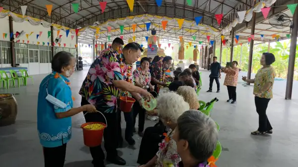ภาพข่าว ปทุมธานี จ่ายุทธ์ นำทีมรดน้ำดำหัวผู้สูงอายุ สืบสานประเพณีสงกรานต์ สร้างรอยยิ้มและสวัสดิการชุมชนหมู่ 5 ปทุมแลนด์ - TIGER NEWS REPORT