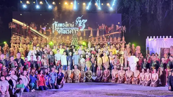 ภาพข่าว "ศรีสะเกษ" จัดใหญ่กิจกรรม "ห่มสไบ ใส่ยีนส์ กินพาแลง เบิ่งแยง ทหารกล้า” ชม แสง สี เสียง สะท้อนวีรกรรมชายแดน สุดอลังการ - TIGER NEWS REPORT