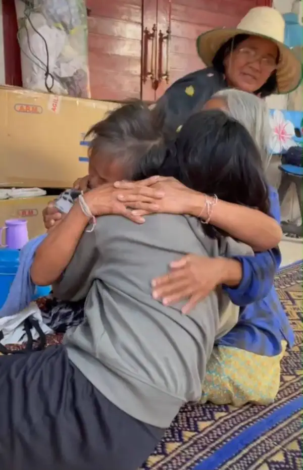 ภาพข่าว บุรีรัมย์ สามหนู่น้อยซ้อนจักรยานไฟฟ้าไปซื้อน้ำปั่นโดนรถขนดินถอยทับดับ - TIGER NEWS REPORT