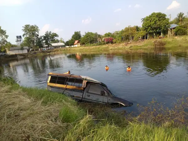 ภาพข่าว บุรีรัมย์ คิดว่าไปทำงานน้ำลดหลังคาโผล่ลุงจมคู่กับรถคู่ใจนานข้ามปี - TIGER NEWS REPORT