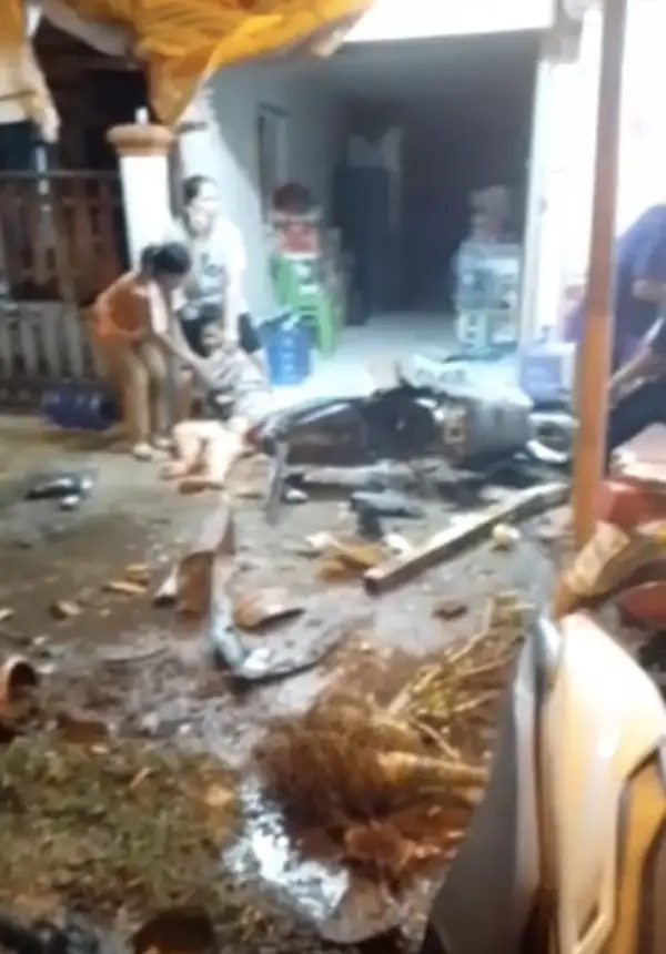 ภาพข่าว บุรีรัมย์ สาวซิ่งบิ๊กสกู๊ตเตอร์พุ่งชนกวาดหน้าร้านหม่าล่าเจ็บรับสงกรานต์ระนาว - TIGER NEWS REPORT