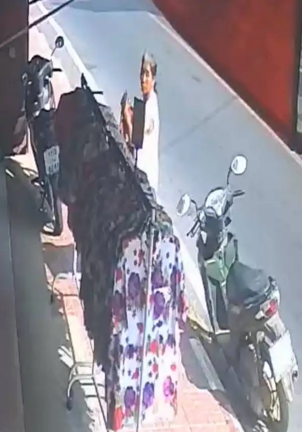 ภาพข่าว บุรีรัมย์ น้ำมันแพงค่าแรงต่ำขโมยยันเสื้อลายดอกสงกรานต์เจ้าของร้านบ่นอุบ - TIGER NEWS REPORT