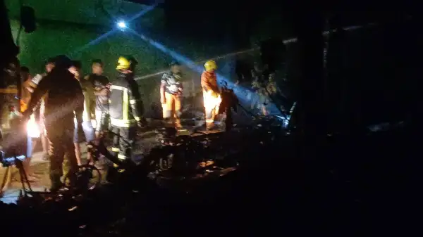 ภาพข่าว “ศรีสะเกษ” อากาศร้อนจัด! คุณตาวัย 83 ปี ป่วยนอนโรงพยาบาล บ้านไม่มีคนอยู่ ถูกไฟไหม้วอดทั้งหลัง - TIGER NEWS REPORT