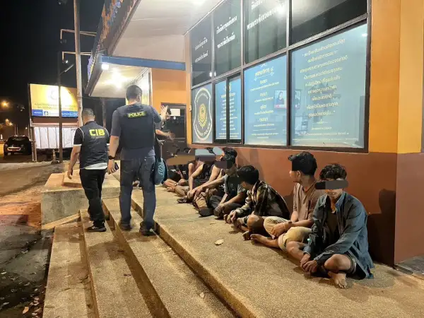 ภาพข่าว สงขลา/ ตม.สงขลาสกัดจับรถกระบะขนแรงงานเถื่อนชาวเมียนมา 2 คันคาด่านตรวจทางหลวง - TIGER NEWS REPORT