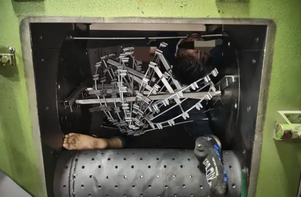 ภาพข่าว ปทุมธานีสยองวงจรปิดจับภาพพนักงานหนุ่มถูกเครื่องจักรโรงงานดังดูดร่างเสียชีวิต - TIGER NEWS REPORT