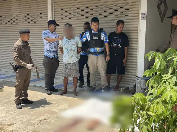 ภาพข่าว “ศรีสะเกษ” สุดโหด! หนุ่มวัย 38 ปี ป่วยจิตเวช ขาดยา 2 เดือน ขอเงินแม่ไม่ให้คว้ามีดทำครัวฟันหน้ายับดับกลางถนน ก่อนลากแม่เข้าบ้าน สำนึกผิดก้มกราบเท้าขอขมา ไม่รอดโดนรวบทันควัน - TIGER NEWS REPORT