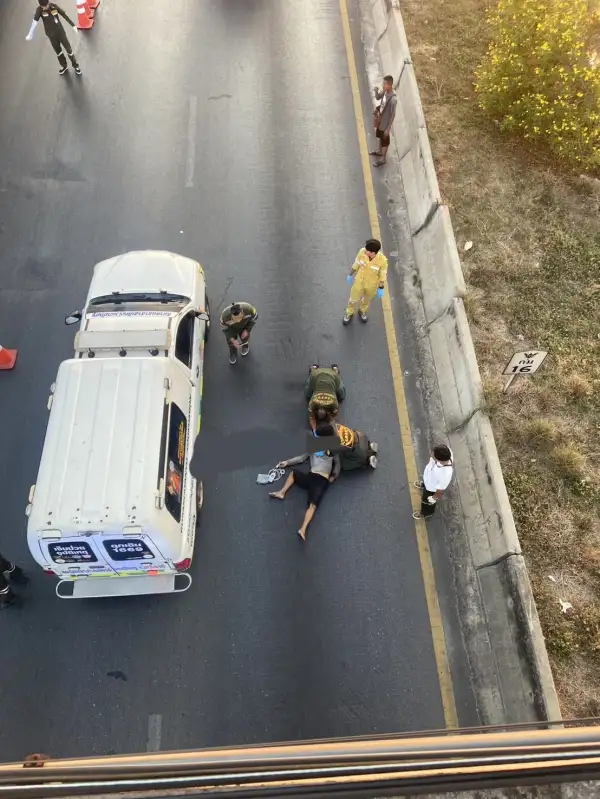 ภาพข่าว ปทุมธานีชายกระโดดสะพานลอยต่อหน้าคนรอรถประจำทางทำรถติดยาว 5 กิโลเมตร - TIGER NEWS REPORT