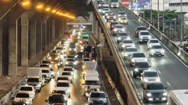 ภาพข่าว ปทุมธานีถนนพหลโยธินรถเริ่มแน่นเดินทางกลับบ้านช่วงเทศกาลสงกรานต์ - TIGER NEWS REPORT