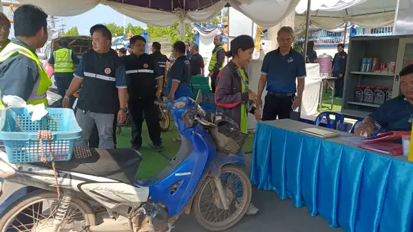 ภาพข่าว พรึ่บ!พบปริมาณรถบนถนนทล.สาย 304มุ่งตรงดิ่งกลับสู่อิสานวันแรก จากภาคตะวันออก-ภาคกลาง10 เม.ย.นี้เริ่มพุ่งแล้ว!  ตำรวจทางหลวงปราจีนบุรี-สระแก้ว   สั่งเตรียมพร้อมรับมือคลื่นขบวนรถกลับบ้าน - TIGER NEWS REPORT