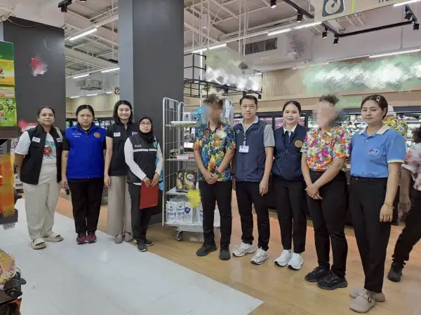 ภาพข่าว จังหวัดพังงา โดยศูนย์ดำรงธรรมจังหวัดพังงา พร้อมด้วยสำนักงานสาธารณสุขจังหวัดพังงา สำนักงานพาณิชย์จังหวัดพังงา และอำเภอเมืองพังงา ออกตรวจสอบกรณีมีผู้โพสต์ในเฟสบุค "Andamanfocus อันดามันโฟกัส" ว่า "ห้างสินค้าปลีกชื่อดังในเมืองพังงา นำสินค้าหมดอายุมาขายลดราคา" - TIGER NEWS REPORT