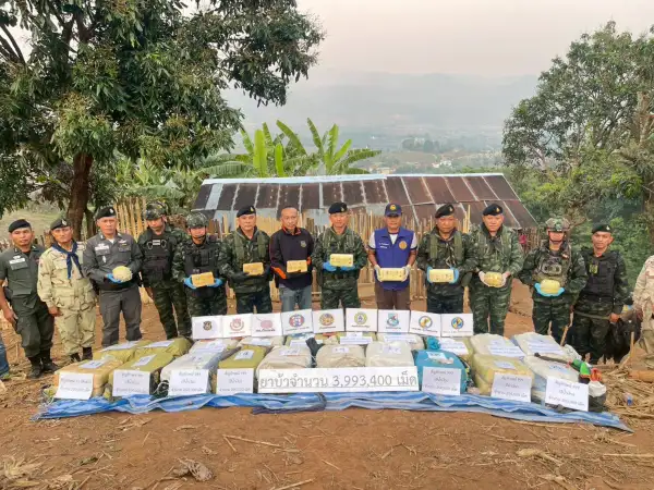 ภาพข่าว ทหารตามซุกยาบ้าในกระท่อมประมาณสี่ล้านเม็ดหนีรอด - TIGER NEWS REPORT