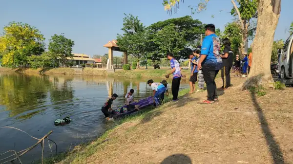 ภาพข่าว บุรีรัมย์ น็อคกลางอากาศหนุ่ม 43 ร่วงตกลงสระต่อหน้าคนกู้ภัยช่วยไม่ทัน - TIGER NEWS REPORT