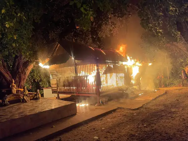 ภาพข่าว บุรีรัมย์ ไฟไหม้กุฏิวัดกลางดึก วอดทั้งหลัง คาดไฟฟ้าลัดวงจร - TIGER NEWS REPORT