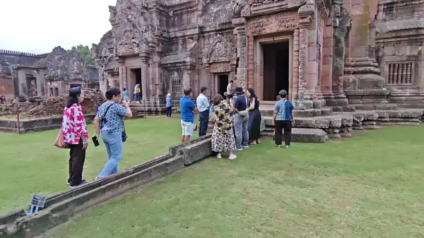 ภาพข่าว บุรีรัมย์  นทท กว่า500 ถือฤกษ์ดี9 เดือน9ชมพระอาทิตย์ขึ้นปราสาทพนมรุ้งต้องผิดหวังฟ้าปิด - TIGER NEWS REPORT