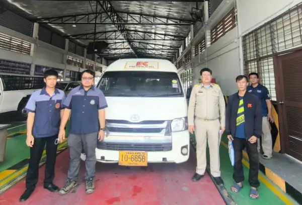 ภาพข่าว ลาออกแล้วคนขับรถตู้น้ำมันหมดกลางทาง - TIGER NEWS REPORT
